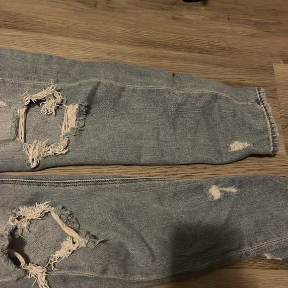 American eagle ripped jeans - Picture 2 of 3